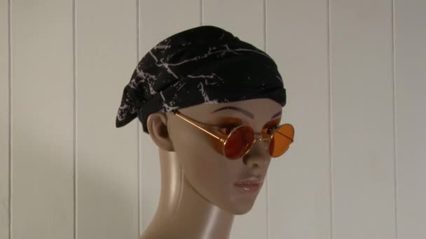 Kvindelige Mannequiner Udgør Close Til Mode Video Med Solbriller Farverige – Stock-video