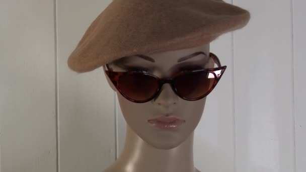 Maniquí Femenino Posa Cerca Para Vídeo Moda Con Sombrero Vasco — Vídeo de stock