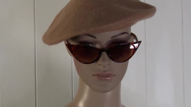 女性マネキンはバスク語の帽子の4K Fpsでファッションビデオのためのクローズアップを提起します — ストック動画