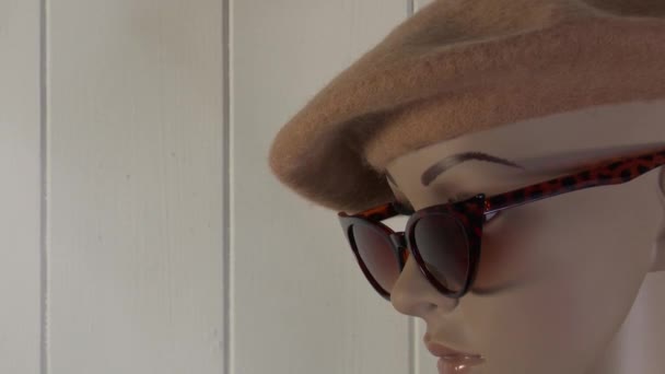 Жіночий Манекен Представляє Крупний План Модного Відео Баскським Капелюхом Fps — стокове відео