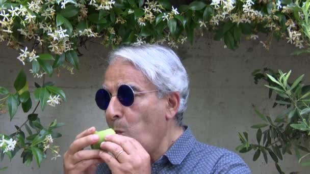 Close Homem Italiano Europeu Posando Enquanto Come Uma Fruta Kiwi — Vídeo de Stock