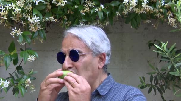 Primer Plano Hombre Italiano Europeo Posando Mientras Come Una Fruta — Vídeos de Stock