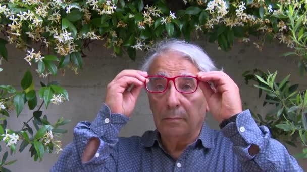 Close Homem Italiano Europeu Posando Enquanto Olha Redor — Vídeo de Stock