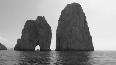 İtalya, Capri, güzel doğal yerler, önce siyah beyaz, sonra renkli video. Yığınların görüntüsü