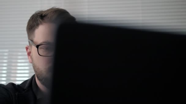 Обкладинка зйомки молодого успішного чоловіка, який працює на ноутбуці та п'є каву — стокове відео