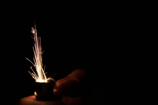 Siyah arka planı olan çakmakları tutuşturmaya yakın. Enerji ve ışık kavramı