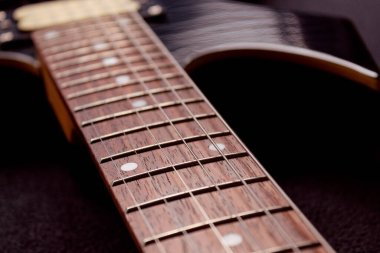 Altı elektro gitar teli ve ahşap panolara yakın çekim. Aletler ve müzik konsepti