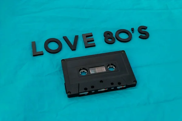 Vista Superior Love Palabra Letras Negras Con Viejo Cassette Negro —  Fotos de Stock
