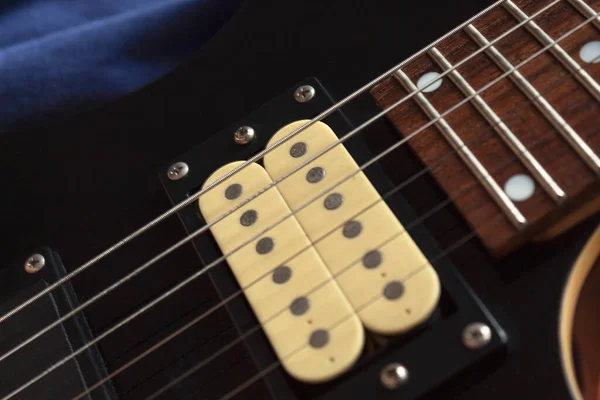 Fechar Até Seis Cordas Guitarra Elétrica Madeira Fretboard Microfones Instrumentos — Fotografia de Stock
