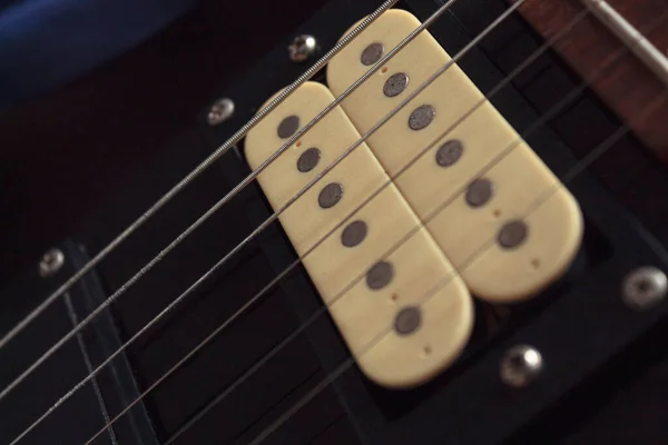 Close Seup Six Electric Guitar Strings Wooden Fretboard Microphones Концепция — стоковое фото