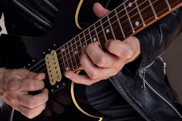 Nahaufnahme Eines Mannes Lederjacke Der Eine Schwarz Gelbe Gitarre Mit — Stockfoto