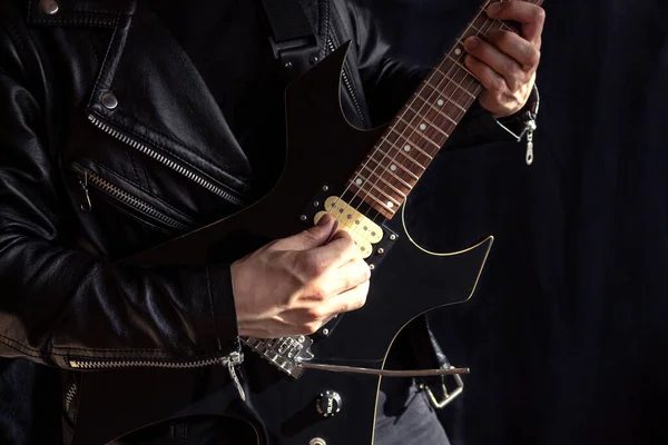 Ein Mann Lederjacke Spielt Auf Einer Schwarz Gelben Gitarre Mit — Stockfoto