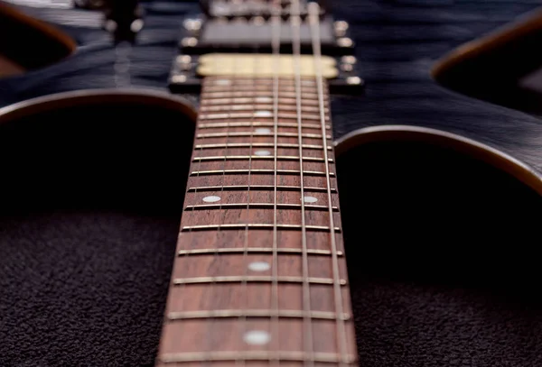 Fechar Até Seis Cordas Guitarra Elétrica Madeira Fretboard Microfones Instrumentos — Fotografia de Stock