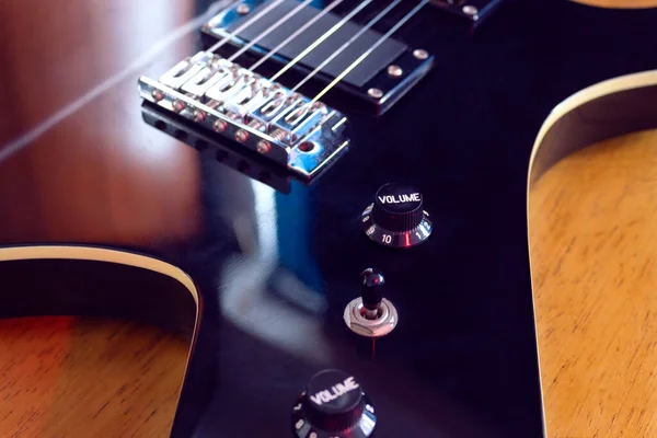Close Six Black Electric Guitar Strings Bridge Volumen Tone Controls — стоковое фото