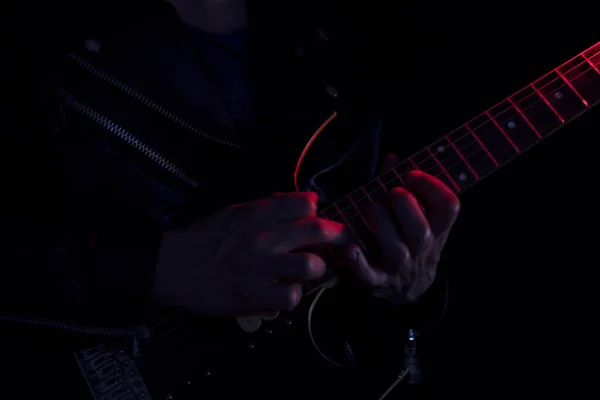 Imagen Larga Exposición Hombre Con Una Chaqueta Cuero Tocando Una —  Fotos de Stock