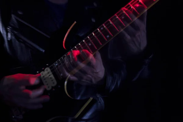 Photo Longue Exposition Homme Vêtu Une Veste Cuir Jouant Guitare — Photo