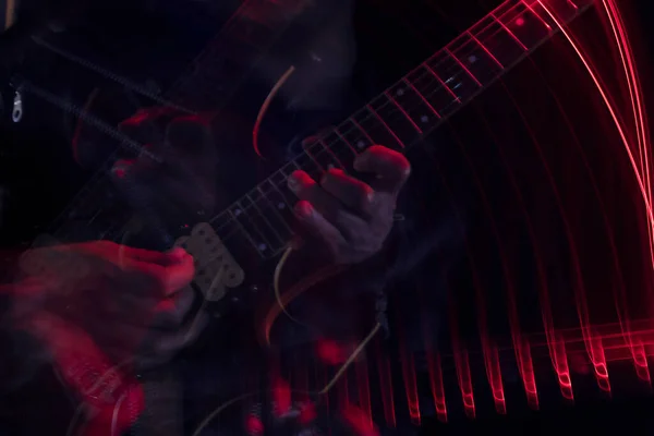 빛으로 실내에서 기타를 남자의 장시간 노출되었다 — 스톡 사진