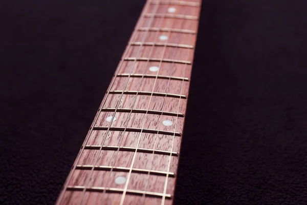 Primer Plano Seis Cuerdas Guitarra Eléctrica Diapasones Madera Instrumentos Concepto —  Fotos de Stock