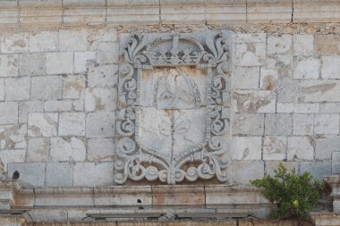 Güneşli bir günde Yucatan Meksika 'nın Valladolid kasabasında San Servasio kilisesi koloni kalkanına yakın.