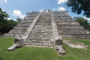 Güneşli bir günde Chichen Itza arkeoloji sahasına harika bir rahip mezarı ya da ossuari tapınağı görüntüsü.