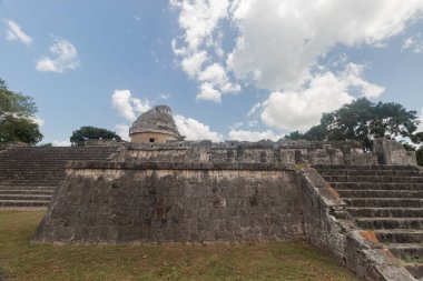 Güneşli bir günde Chichen Itza arkeoloji sahasında İspanyolca 'da salyangoz veya el caracol olarak bilinen antik Maya uzay gözlemevi binası.