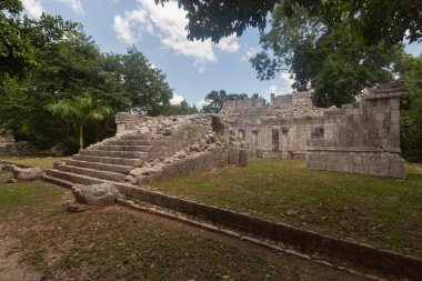 Chichen Itza arkeoloji sahasına oyulmuş yılan başlı tahtaların tapınağı olarak bilinen bir binanın kalıntıları.