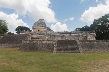 Chichen Itza arkeolojik alanına salyangoz olarak bilinen bir binanın antik Maya yapısı.