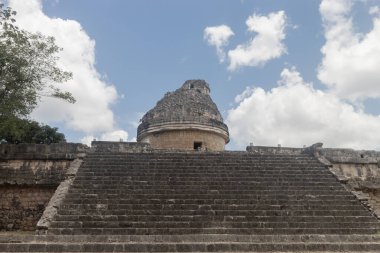 Merdivenler ve salyangoz ya da gözlemevi olarak bilinen antik bir Maya binasının tepesi Chichen Itza arkeolojik alanına açılıyor.