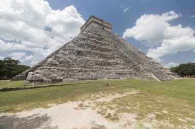 Ünlü kukulkan tapınağının batı yakası, Maya Chichen Itza arkeolojik alanına.