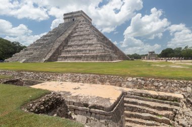 Güneşli bir günde antik Maya yollarıyla Chichen Itza 'daki Kukulkan Tapınağı.