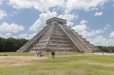 Şato tapınağının kuzeydoğu tarafından Chichen Itza arkeoloji sahasına doğru yürüyen bir turist.