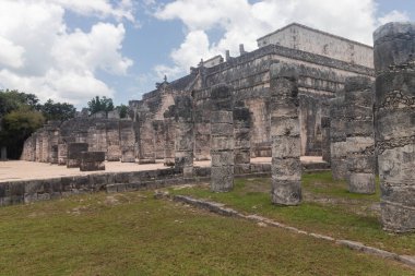 Savaşçı tapınağının yakınındaki binlerce kolon alanı Chichen Itza arkeolojik alanına dönüşüyor.