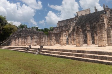 Savaşçıların eski bir Maya tapınağı güneşli bir günde Chichen Itza arkeolojik alanına yıkıldı.