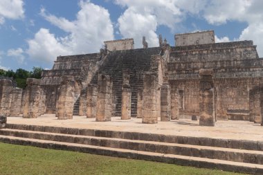 Savaşçı tapınağı olarak bilinen ünlü antik Maya yapı binası Chichen Itza arkeoloji sahasına doğru bir sürü oyma sütun ve büyük bir merdiven ile
