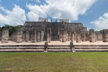 Güneşli bir günde savaşçı tapınağı olarak bilinen ünlü bir binanın antik Maya kalıntıları Chichen Itza arkeoloji sahasına yerleştirildi.