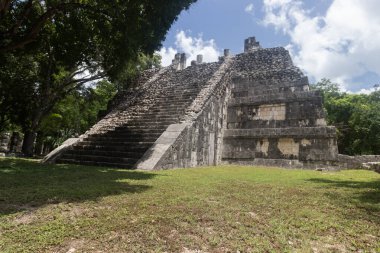 Masa tapınağı olarak bilinen antik Maya kalıntıları Chichen Itza arkeolojik alanına yerleştirildi.