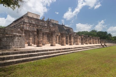 Antik Maya savaşçılarının tapınağı, güneşli bir günde bin kolona yakın harabe ile Chichen Itza arkeolojik alanını harabeye çeviriyor.