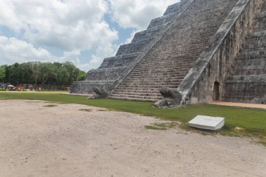 Antik Maya, Chichen Itza arkeoloji sahasına, şato tapınağının dibindeki tüylü bir yılanın kafasını oymuş.