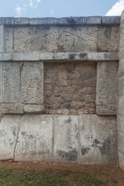 Güzel oyulmuş taş ve kartallar Chichen Itza arkeolojik alanının içinde kalpleri yiyorlar.