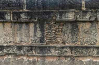 Güzelim Maya oyma taş duvarları yılanlar ve kartallar gibi hayvanlarla dolu kalpleri yiyen Chichen Itza arkeolojik alanı.
