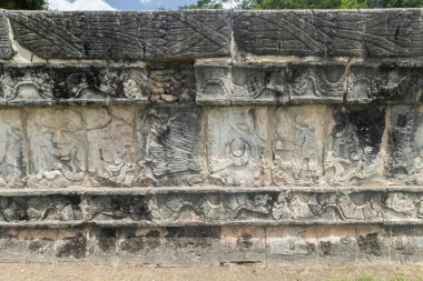 Farklı hayvanların kalpleri silip süpürdüğü antik bir Maya oyma duvarının yakınında Chichen Itza arkeolojik alanı var.