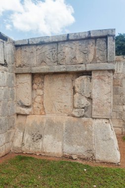 Chichen Itza arkeoloji sahasına jaguar ve kartal olarak bilinen antik bir Maya oymalı taşın güzel bir görüntüsü.