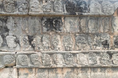 Chichen Itza arkeolojik alanına bir sürü kafatası oyulmuş antik bir Maya duvarının güzel bir fotoğrafı.
