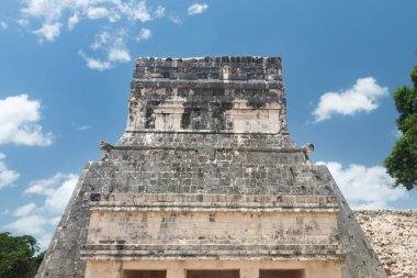 Jaguar Tapınağı olarak bilinen binanın arka planında Chichen Itza arkeolojik alanına mavi gökyüzü olan detaylarına yakın durun.