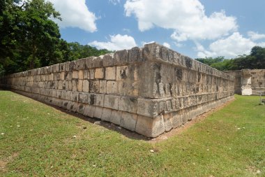 Chichen Itza arkeolojik sahasının içine tzompantli olarak bilinen oyulmuş kafataslarıyla ünlü bir duvarın köşesi.