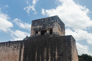 Antik jaguar tapınağının tepesine yakın Chichen Itza arkeolojik alanına.