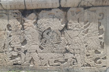 Chichen Itza arkeolojik sitesine Maya beyzbol oyuncularının oyulmuş güzel taşı.