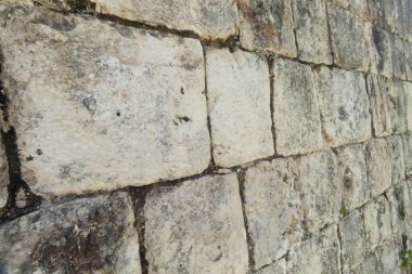 Antik Maya yapısının taş duvarına yakın bir yerde Chichen Itza arkeolojik alanı var.