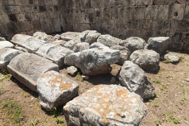Chichen Itza arkeoloji sahasının köşesinde yılan başlı bir sürü oyma taş ve kukulgan tanrısı var.