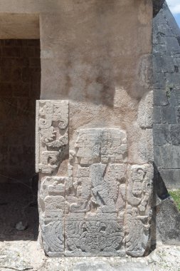 Chichen Itza arkeolojik alanına jaguar tapınağının antik bir Maya oymalı taş sütununa Macro fotoğrafı